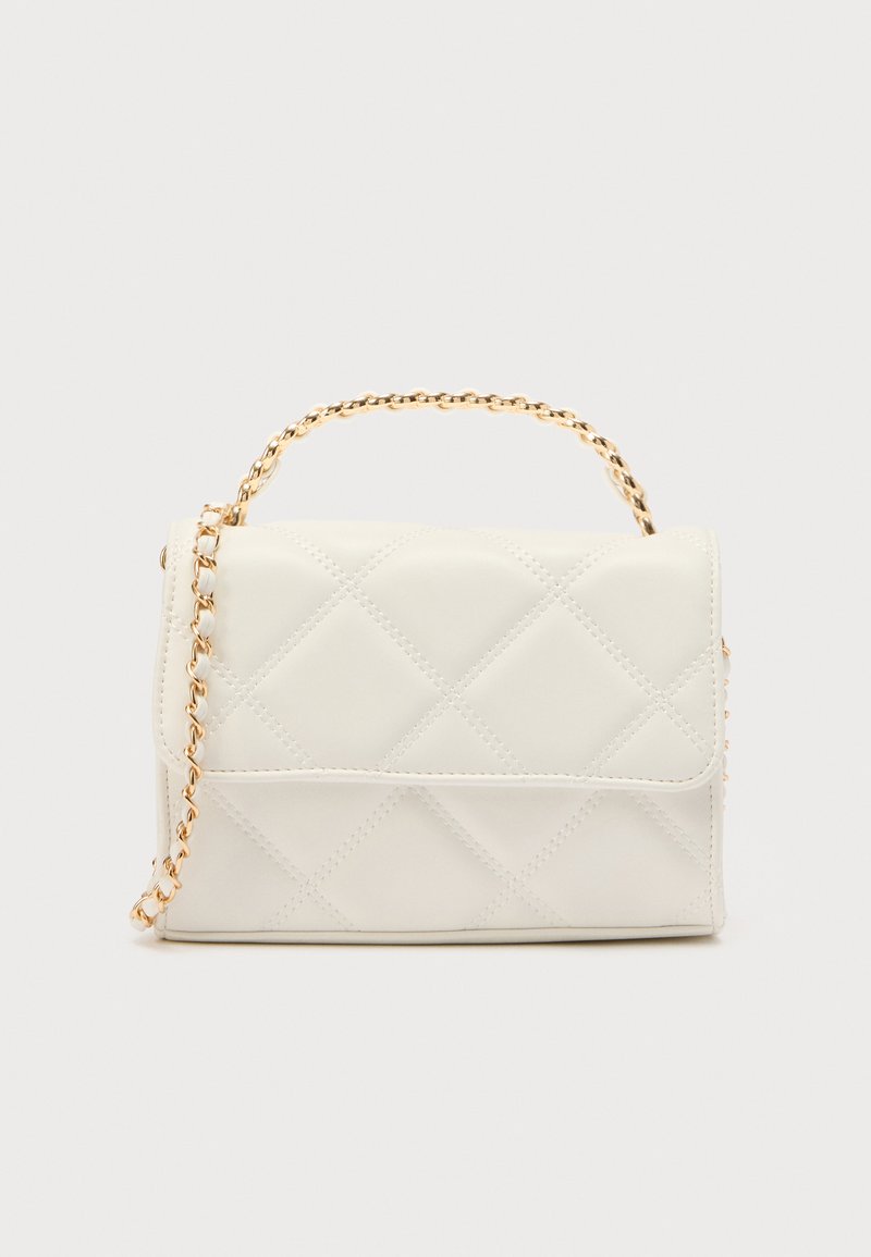 Sac à main blanc matelassé avec une sangle chaîne dorée. Caractérisé par une forme rectangulaire, une texture lisse, et une fermeture à rabat.