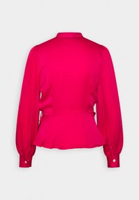 Fuchsiová halenka s peplum, dlouhými nabíranými rukávy, manžetami na knoflíky a zavazováním vzadu. Hladká, lehká látka v jednobarevném provedení.