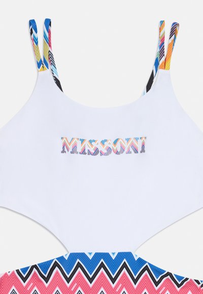 Maillot de bain blanc avec des bretelles en zigzag multicolores. Présente le logo "MISSONI" dans un design à motifs. Détail notable d'une découpe dans le dos.