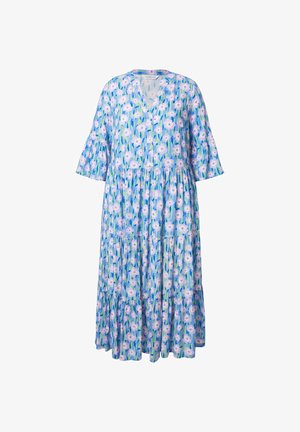 Blå blomsterkjole med V-udskæring, korte klokkeærmer, lagdelt nederdel og et mønster af store rosa blomster imod grønne accenter.