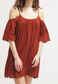 Vero Moda Petite Denní šaty - brown