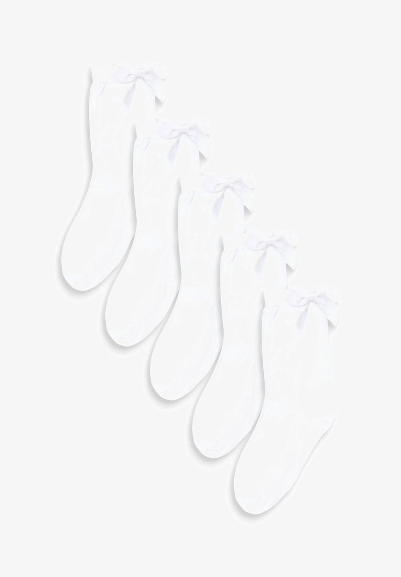 Chaussettes blanches jusqu'à la cheville en matériau doux, avec un nœud décoratif au niveau du haut. Ensemble de cinq paires. Texture lisse.