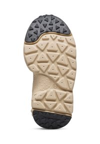 Semelle en caoutchouc avec une base de couleur crème, dotée de motifs en forme de triangle et d'un talon en caoutchouc noir pour une meilleure adhérence et durabilité.