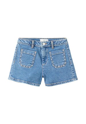 Shorts en denim bleu avec poches avant décorées de clous argentés, fermeture par bouton et passants pour ceinture.