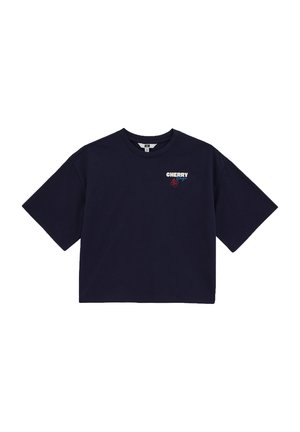 T-shirt court bleu marine à manches courtes, avec le texte « CHERRY » et un petit graphique de cerise rouge sur le côté gauche de la poitrine.