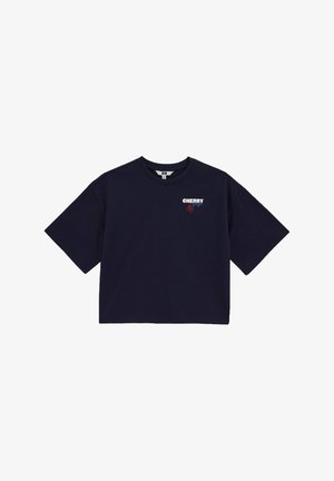 T-shirt court bleu marine à manches courtes, avec le texte « CHERRY » et un petit graphique de cerise rouge sur le côté gauche de la poitrine.