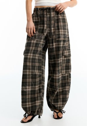 Bershka, PARACHUTE - CARGO TROUSERS - Cargo trousers - dark brown