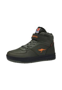 Hochschnitt-Sneaker aus dunkelgrüner Leder, mit einem orangefarbenen Känguru-Logo, grauen Akzenten, strukturiertem Obermaterial und einer schwarzen Gummisohle.