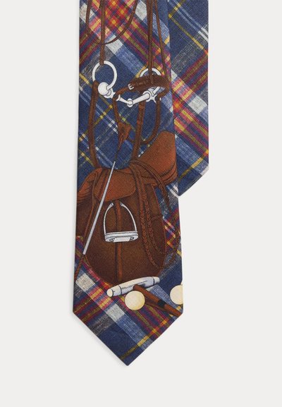 Καρό γραβάτα σε μπλε και κόκκινο χρώμα με λεπτομέρειες από καφέ δερμάτινο σαμάρι αλόγου, αναβολείς, χαλινάρια, καθώς και μπαστούνι και μπάλες πόλο.