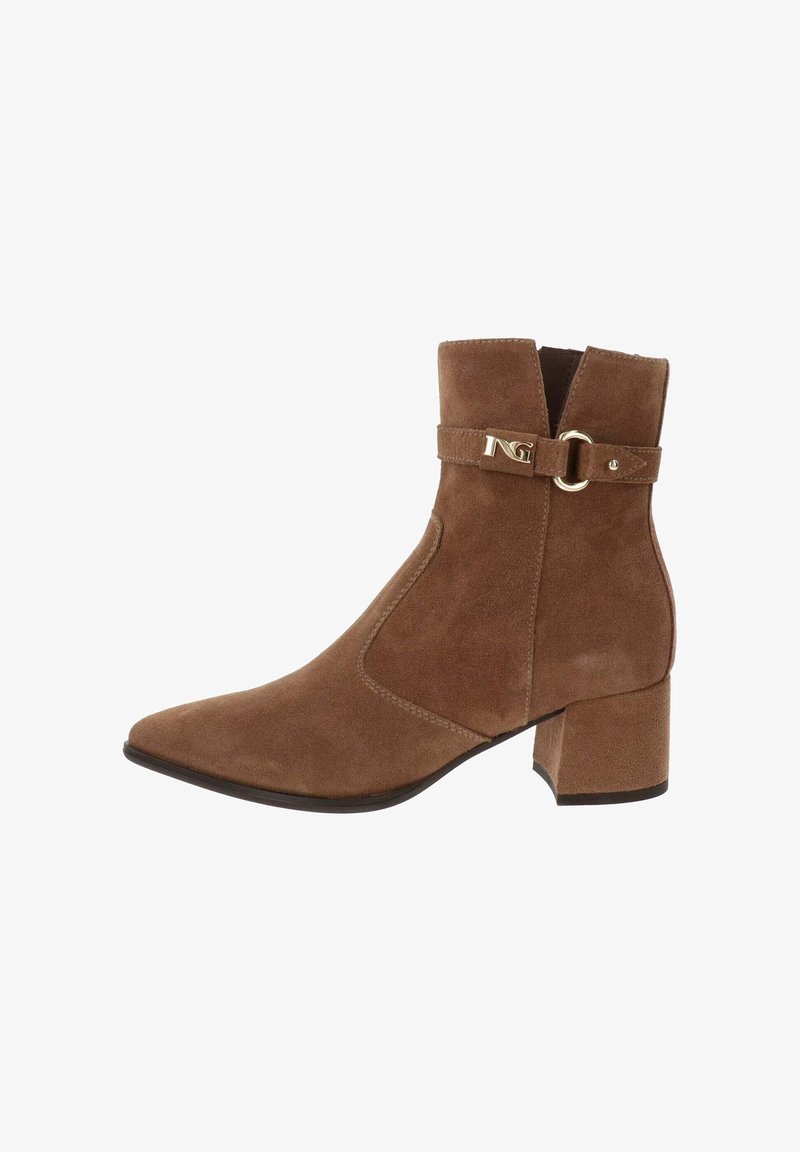 Stivale alla caviglia in suede marrone con punta affusolata, tacco a blocco e una fascia decorativa con fibbia dorata e dettaglio del logo.