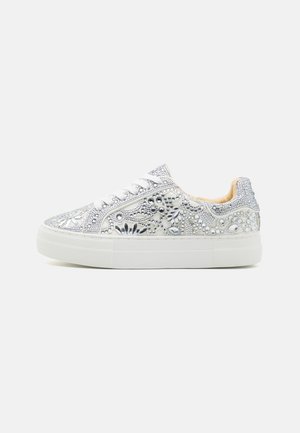 Sneakers met een witte plateauzool, versierd met zilveren embellissementen en ingewikkelde patronen. Voorzien van witte veters en een gevoerde kraag.