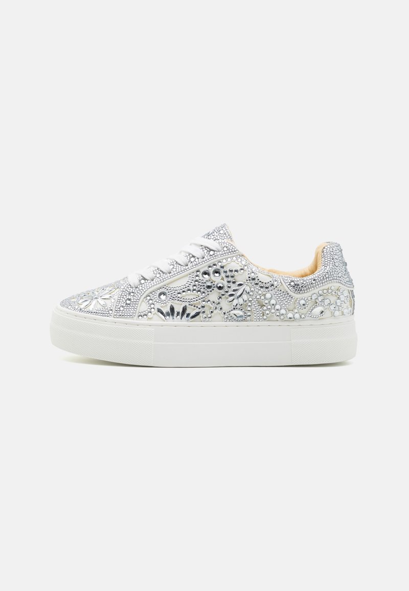 Sneakers met een witte plateauzool, versierd met zilveren embellissementen en ingewikkelde patronen. Voorzien van witte veters en een gevoerde kraag.