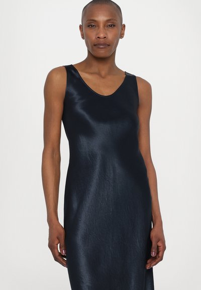 Marineblå uten ermer kjole i et glatt, skinnende stoff med en myk tekstur og V-hals design. Minimalistisk og kroppsnær silhuett.