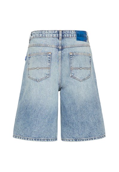 Shorts en denim bleu clair à taille haute, avec deux poches arrière et des détails de couture subtils. Le tissu a une texture légèrement délavée.