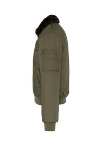 Olivengroene bomberjack met een nepbonten kraag, meerdere stikdetails, geribbelde manchetten en zoom, en een ritssluitingzak op de mouw.