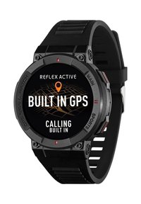 Smartwatch sportivo nero con quadrante rotondo che mostra "GPS integrato" e "Chiamata" su sfondo nero; dotato di cinturino in gomma e dettagli rossi.
