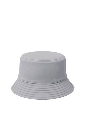 Chapeau bob en coton gris clair avec des anneaux cousus sur le bord et un dessus plat, présenté sur fond blanc.