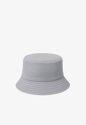 Cappello bucket in cotone grigio chiaro con anelli cuciti sulla tesa e cima piatta, mostrato su sfondo bianco.