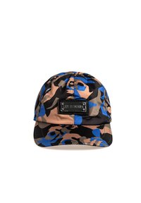 Cappello mimetico in tonalità blu, nero e sabbia; realizzato in tessuto morbido con visiera piatta e una patch con logo frontale.