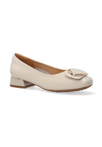 Beige gepatineerde leren ballet flats met een kleine, vierkante hak en een grote, glanzende hartvormige accent op de teen. Glad van textuur.