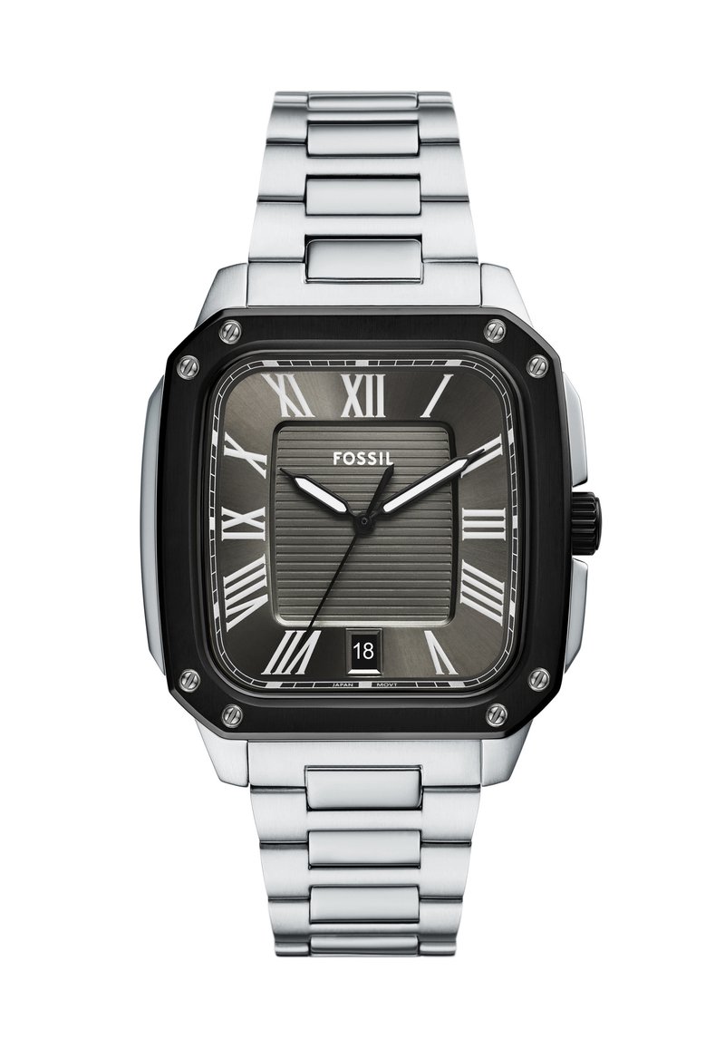 Montre Fossil carrée avec un bracelet en métal argenté. Cadran texturé gris foncé avec des chiffres romains blancs, des aiguilles argentées et un affichage de la date. Boîtier noir.