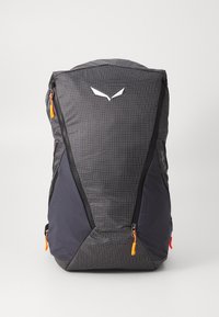 Sac à dos avec un motif de grille gris foncé, texture en tissu, tirettes de zip orange et un logo blanc à l'avant. Dispose de fermetures éclair sur les côtés et sur le dessus.