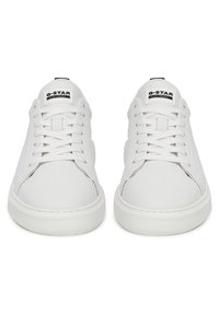 Balti sporta apavi ar gludu ādas virsmu, apaļu purngalu un plakanu gumijas zoli. Funkcijās ietilpst auklu sistēma un Q-STAR logo uz mēles.