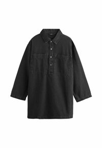 Melnā long-sleeve džinsu krekls ar izplestu apkakli, četriem metāla spiedpogas un divām lielām priekšējām krūšu kabatām.