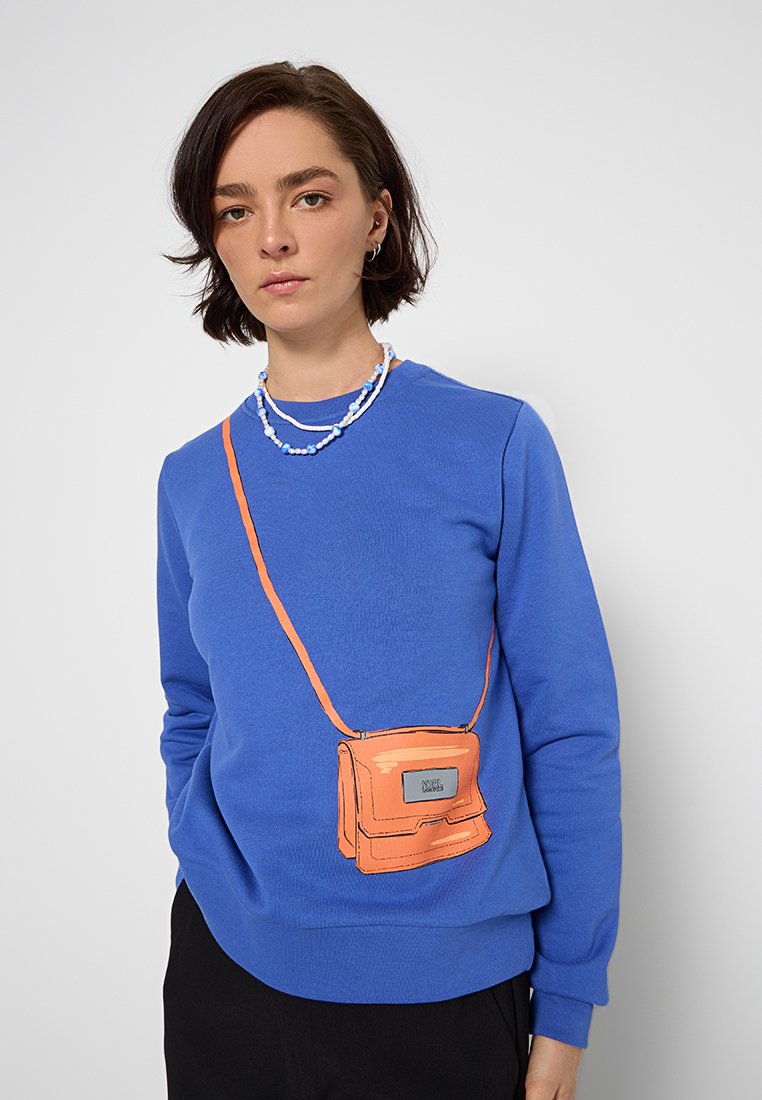 Sudadera azul de mangas largas con un gráfico naranja de un bolso cruzado. Tejido suave y puños acanalados, diseño minimalista.