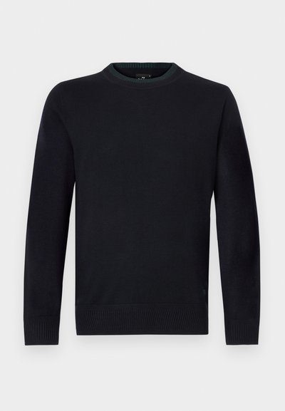 Granatowy sweter o kroju z dekoltem w łódkę, wykonany z miękkiej dzianiny, z prążkowymi mankietami i obszyciem na dole dla dopasowanego kształtu, z subtelnym logo u dołu.