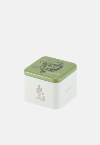 Quadratische Metallaufbewahrungsdose mit einem grünen Deckel, der eine Cowboy-Illustration zeigt, einem weißen Körper mit einem Kakteenmuster und der „FOSSIL“-Marke.