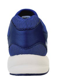 Baskets bleues avec une tige en mesh et en cuir, talon arrondi, semelle intermédiaire blanche et semelle texturée. Présente un logo sur le côté et un col rembourré.