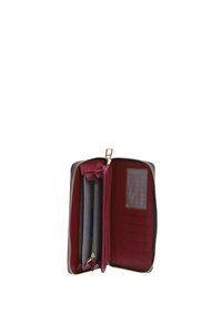 Cartera de cuero rojo con cierre de cremallera, que presenta múltiples ranuras para tarjetas, un monedero y una ventana transparente para identificación. El interior tiene una textura suave.