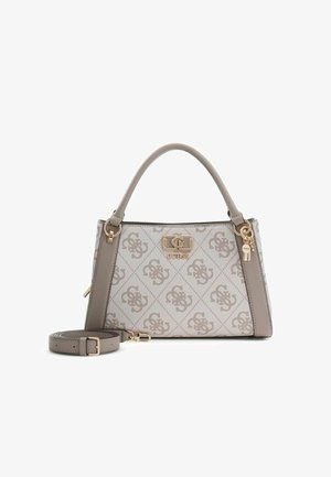 Graue und beige Guess-Handtasche mit Monogramm-Muster, goldener Logo-Plakette und abnehmbarem Schulterriemen auf weißem Hintergrund.