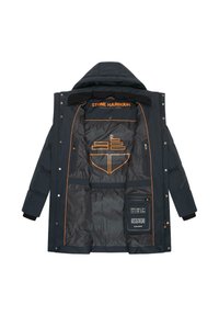Crna zimska jakna s kapuljačom otvorena da prikazuje unutrašnjost s narančastim obrubom, natpisom "Stone Harbour", logotipom broda i zippered džepom s simbolima za njegu.