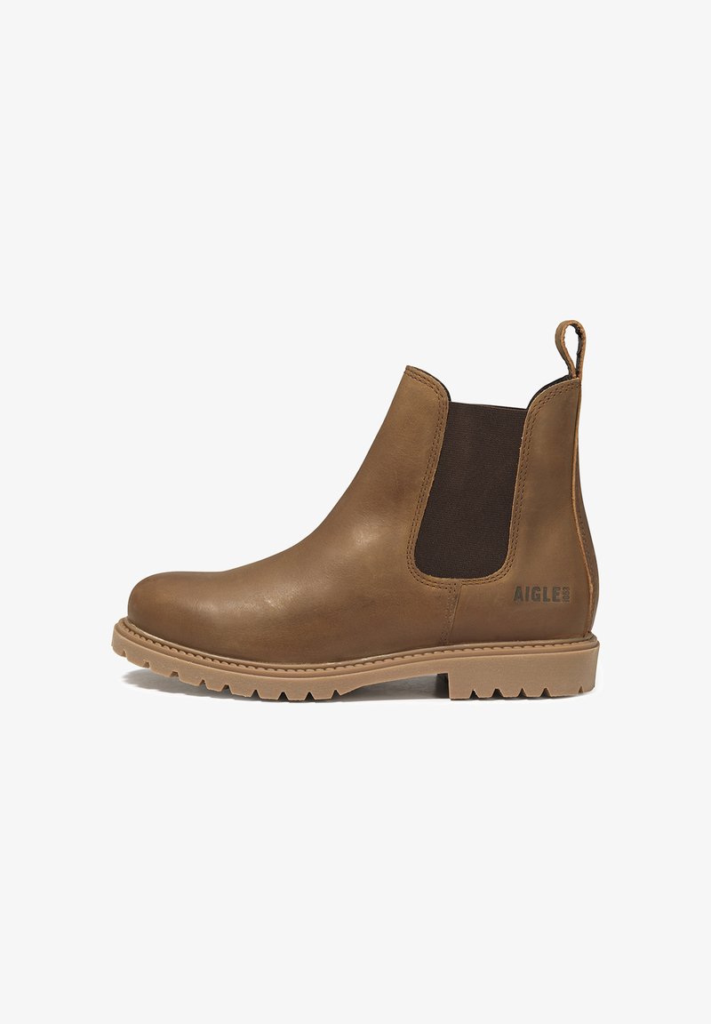 Bottine Chelsea en cuir marron avec panneau latéral élastique et tirant à l'arrière. Elle dispose d'une semelle en caoutchouc robuste avec un motif de semelle pour une meilleure adhérence.