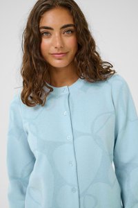 Hellblauer Cardigan aus strukturiertem Strickstoff, mit Rundhalsausschnitt, Knopfverschluss und subtilen Blumenmustern.