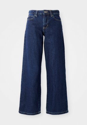Tummansiniset leveät farkut, jotka on valmistettu denimmästä, varustettuna napilla ja vetoketjulla, vyölenkeillä sekä klassisella viiden taskun muotoilulla.