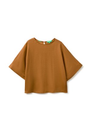 Blusa marrón de manga corta y corte holgado con cuello redondo y un pequeño cierre con botón en la espalda sobre fondo blanco.