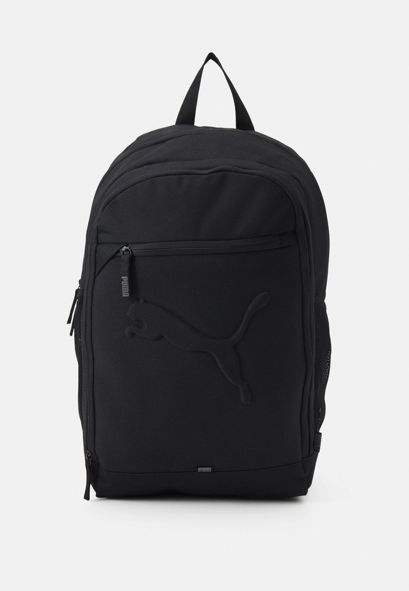 Sac à dos noir Puma avec deux compartiments zippés, une poche avant en mesh et une poignée de transport supérieure, présenté sur fond blanc.