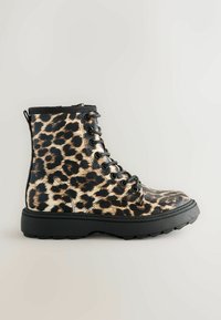 Leopardmønster ankelstøvler med en glat læderoverdel, rund tå, sorte snørebånd og en tyk sort gummisåle for bedre greb.