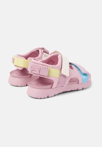 Rosa sandaler med övre i strukturerad tyg, med blå och gula accenter, justerbara remmar och en gummisula för bra grepp.