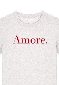 T-shirt en coton gris avec "Amore." imprimé en rouge vif. Encolure ronde et manches courtes. Texture douce avec une coupe décontractée.