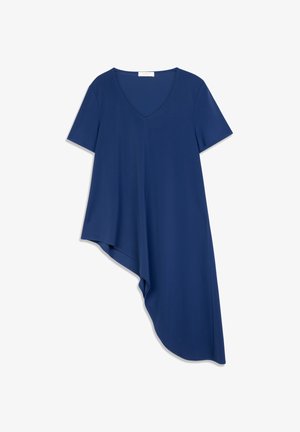 Haut bleu marine asymétrique avec encolure en V, manches courtes et texture lisse. Présente un ourlet plus long sur un côté pour une silhouette fluide.