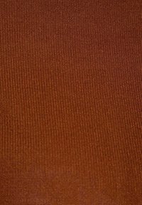 Tessuto di maglia marrone con una texture liscia, caratterizzato da un motivo a coste uniforme su tutta la superficie.