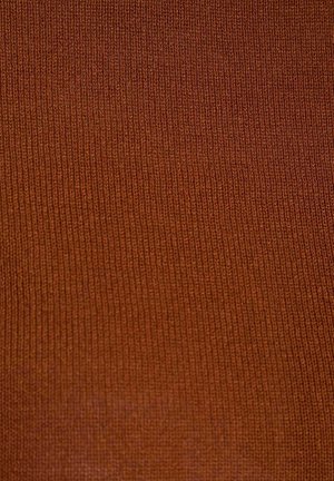 Tessuto di maglia marrone con una texture liscia, caratterizzato da un motivo a coste uniforme su tutta la superficie.