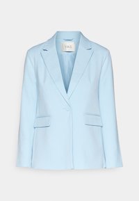 Světle modrý blazer vyrobený z hladké tkaniny, s klopovým límcem, zapínáním na jeden knoflík a dvěma předními kapsami.