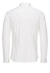 Camicia bianca a maniche lunghe con colletto classico, texture liscia, polsini con bottone e dettagli sulla spalla posteriore. Tessuto di cotone morbido.