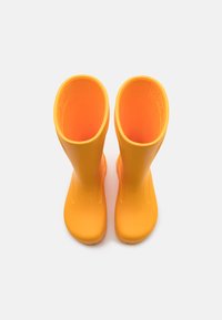 Stivali di gomma gialli con una texture liscia, punte arrotondate e design al ginocchio, caratterizzati da una costruzione senza cuciture e una suola robusta.