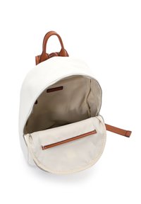 Zaino in pelle bianca con un design arrotondato, accenti in pelle marrone, un comparto principale con zipper e una tasca interna con zipper.